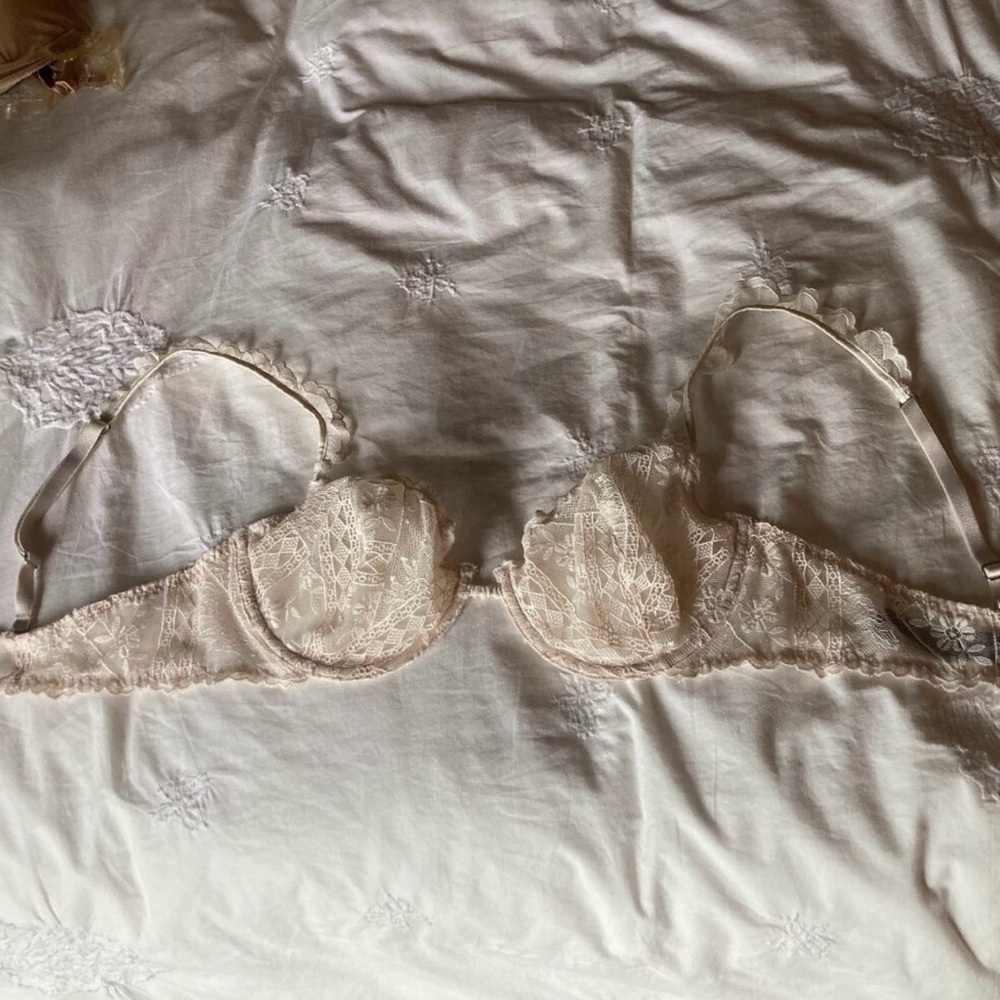 Victoria's Secret Cream Lace Underwire Bra NWT